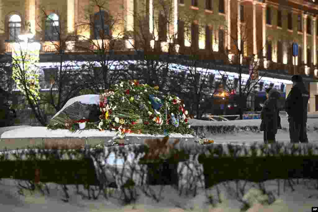 Moscova - O femeie a depus flori în cinstea lui Navalnîi la monumentul consacrat victimelor gulagului comunist, din Insulele Solovețchi, unde a fost înființat primul lagăr de exterminare a deținuților politic. Momumentul este constituit dintr-o bucată uriașă de stâncă adusă chiar din insulele aflate la 160 de kilometri de Cercul Polar Arctic. 
