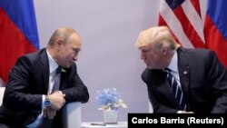 Арезидент Росії Володимир Путін розмовляє з президентом США Дональдом Трампом під час двосторонньої зустрічі на саміті G20 у Гамбурзі, Німеччина, 7 липня 2017 року
