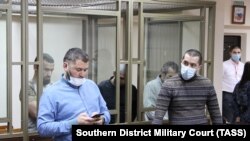 Засуджені в білогорській «справі Хізб ут-Тахрір» Енвер Омеров, Різа Омеров, Айдер Джеппаров і адвокати Едем Семедляєв і Назім Шейхмамбетов в залі суду в російському Ростові-на-Дону, 12 січня 2021 року