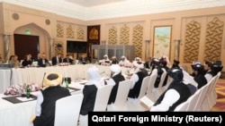 قطر کې د طالبانو استازي د افغان سولې بهیر پر مهال په یوه غونډه.