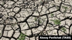 Крим без води: як на півострові перекидають залишки води (фотогалерея)