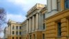 Уже несколько лет по соглашению с Министерством образования России шанс выехать на обучение ежегодно получают в среднем до ста человек