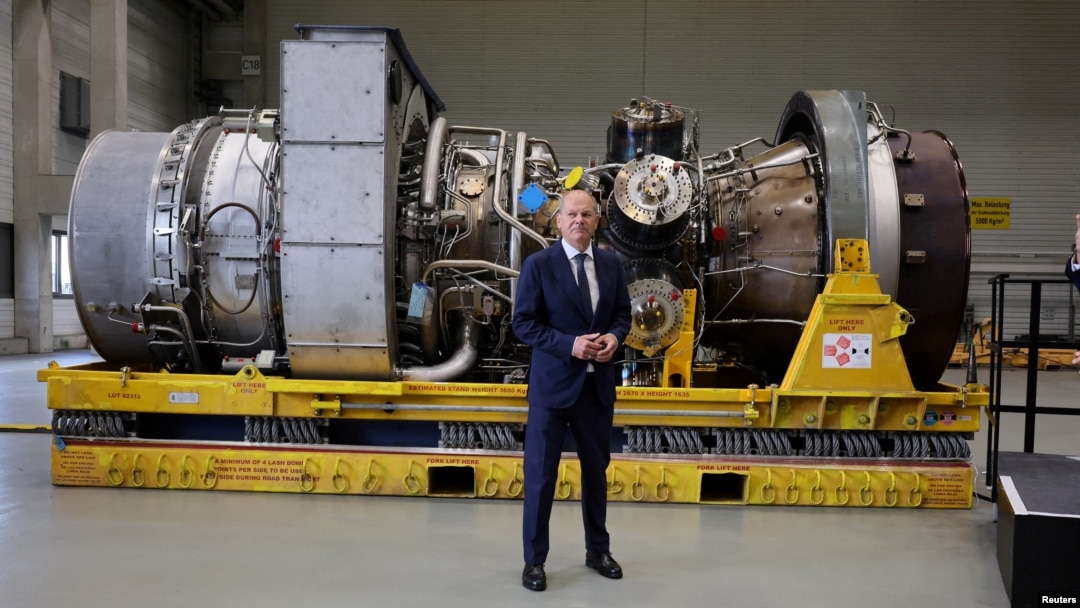 Njemački kancelar Olaf Scholz pored turbine za gasovod Sjeverni tok 1 tokom posjete Siemensovom postrojenju u Muelheim an der Ruhu, Njemačka, 3. avgust 2022. 