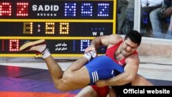 رضا یزدانی با دوبنده قرمز/ عکس تزئینی است