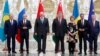 (Зліва направо) Нурсултан Назарбаєв, Володимир Путін, Олександр Лукашенко, Петро Порошенко, Катрін Аштон, Ґюнтер Еттінґер, Карел де Гюхт, Мінськ, 26 серпня 2014 року