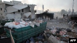 Все, що лишилось від гуманітарного вантажу, який перевозив конвой ООН, знищеного 19 вересня