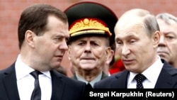 Довоєнна світлина. Президент Росії Володимир Путін (праворуч) і тодішній російський прем'єр-міністр Дмитро Медведєв, 2013 рік