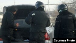 Досмотр машины в городе Жанаозен19 декабря 2011 года. Фото предоставлено Еленой Костюченко, "Новая газета".