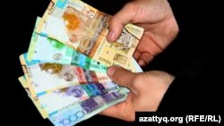 Банкноты тенге различного номинала. Иллюстративное фото.