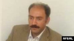آرش علایی همراه با برادرش، کامیار علایی، موسسه غير دولتی انستيتو پارس را بنيان گذاری کردند که که به آموزش و درمان بيماران مبتلا به ايدز در ايران می پرداخت.
(عکس: RFE/RL)