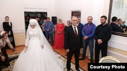 Свадьба состоялась, несмотря на возмущение российской общественности, которое касалось по преимуществу возраста невесты, а также ужасных и варварских «законов гор»