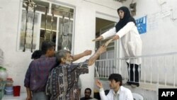 برخی سازمان هاى غیر دولتی، از جمله با پخش سرنگ مصرف نشده بین معتادان، با گسترش ايدز در ايران مبارزه مى كنند. (عکس: AFP)