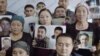 Родственники пропавших в Китае этнических казахов встречаются с прессой в Казахстане. Кадр из фильма «Внутренний секрет Китая».