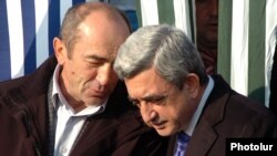 Нынешний и бывший президенты Армении - Серж Саргсян (справа) и Роберт Кочарян (слева), 1 декабря 2008 г. 