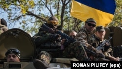 Иллистративное фото. Украинские бойцы в зоне боевых действий на Донбассе (архивное фото) 