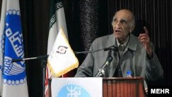 محمدابراهیم باستانی پاریزی، مورخ، نویسنده، و شاعر ایرانی.