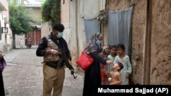 په پاکستان کې پولیس د پولیو کېمپېن د ساتنې پر مهال ـ پخوانی انځور.