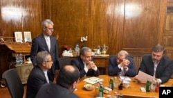 د ایران او امریکا استازي په روم کې د خبرو پرمهال (آرشیف)