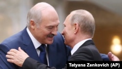 Александр Лукашенко менен Владимир Путин Минсктеги ЖККУ саммити учурунда. 30-ноябрь, 2017-жыл. 
