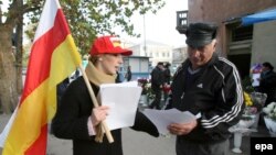 Югоосетинского избирателя команда, с которой кандидаты в президенты собираются идти во власть, интересует не меньше предвыборных программ