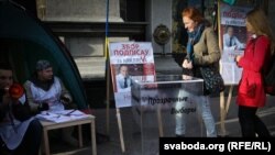 Празрыстыя скрыні на пікеце Ўладізмера Някляева, 25 кастрычніка. 