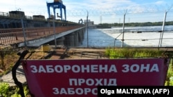 В «Укргідроенерго» наголошують, що обстріли відбувались не по тілу дамби, а по мостовому переходу, який проходить поряд.