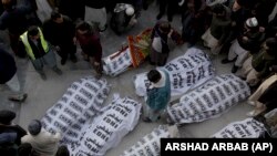 کوټه کې د وژل شويو هزاره ګانو مړي چې ٧ تنه يې افغانان دي