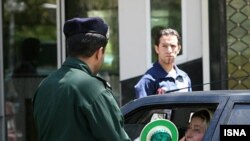 در هفته گذشته در ميان همه اظهار نظرها در مورد مسائل زنان، باز هم بحث بر سر طرح عفاف و حجاب بالا گرفت و باز هم نيروهاى انتظامى به خيابان ها آمدند تا امر به معروف و نهى از منكر را اجرا كنند. 