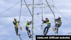 Работници на електричен столб. Илустрација.