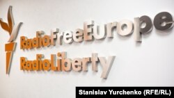 “Эркин Европа/Азаттык радиосу” корпорациясы англисче аталышы.
