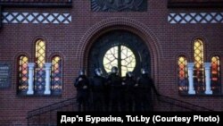 Сілавікі блякуюць уваход у Чырвоны касьцёл. Ілюстрацыйнае фота