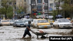 بارانونه او د سیندونو د اوبو د سطحې لوړېدل اکثرا خلک له ستونزو سره مخامخ کوي.