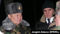Тоқон Мамитов(аз чап) ва Ҷумъабой Сангинов дар марзи Исфараву Бодканд