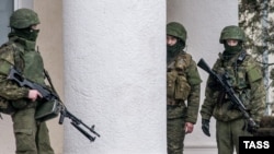 Militari mascati pe aeroportul din Simferopol, Crimea, astazi 28 februarie, 2014.