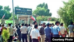 گروهی از کارگران هفت تپه. عکس تزئینی است.