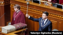 Володимир Зеленський тримає традиційний символ влади – булаву, під час інавгурації на посад. Київ, 20 травня 2019 року