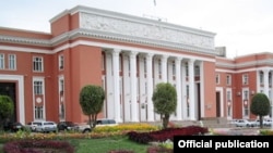 Бинои парлумони Тоҷикистон дар маркази шаҳри Душанбе
