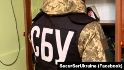 За місцем проживання колаборанта знайшли роздруковані накази та інструкції окупантів РФ для підготовки «експертиз», а також документи, які підтверджують його «стажування» в Москві, зазначають у пресслужбі