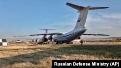 Російські військові літаки в аеропорту Еребуні міста Єреван, Вірменія, 10 листопада 2020 року