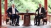 Ministrul rus de externe Serghei Lavorv (în stânga) şi omologul său chinez, Wang Yi, la Beijing, în contextul unei întâlniri consiliului minişrilor de externe din Organizaţia de Cooperare de la Schanghai.