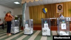 Бул шайлоо президент Владимир Зеленский менен анын "Эл кызматчысы" партиясынын рейтинги төмөндөп жаткан маалга туш келди. 