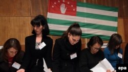 На третий день после голосования Центральная избирательная комиссия Абхазии, приняла решение о возвращении в окружную избирательную комиссию протокола о результатах выборов депутатов по избирательному округу №21 для исправления допущенных ошибок
