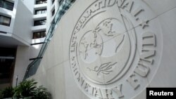 Логотип МВФ на здании штаб-квартиры организации в Вашингтоне
