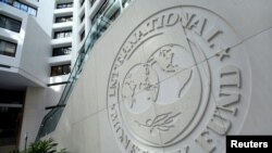 Логотип МВФ на штаб-квартирі організації у Вашингтоні