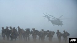 АКШ аскерлери Гелмандга тик учактардын коштоосунда киргизилди, 2-июль, 2009-ж.