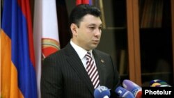 Пресс-секретарь РПА, вице-спикер парламента Армении Эдуард Шармазанов