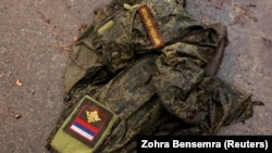 Російська військова форма на дорозі в селі Дмитрівка під Києвом, яке звільнили ЗСУ, знищивши у цьому селі колону російської бронетехніки, 1 квітня 2022 року