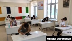 "Алтын тамга" сынагын тапшырып жаткан окуучулар. Бишкек шаары. 18-июнь, 2020-жыл. 