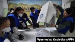 Добуш бюллетендерин кол менен саноо учуру. 4-октябрь, 2020-жыл. 