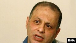 اکبر گنجی در کتاب تازه خود همچنان معتقد است که راه اصلاحات در ایران تنها با مبارزه پیگیر، تدریجی و غیر خشونت آمیز میسر است. (عکس: ایسنا)